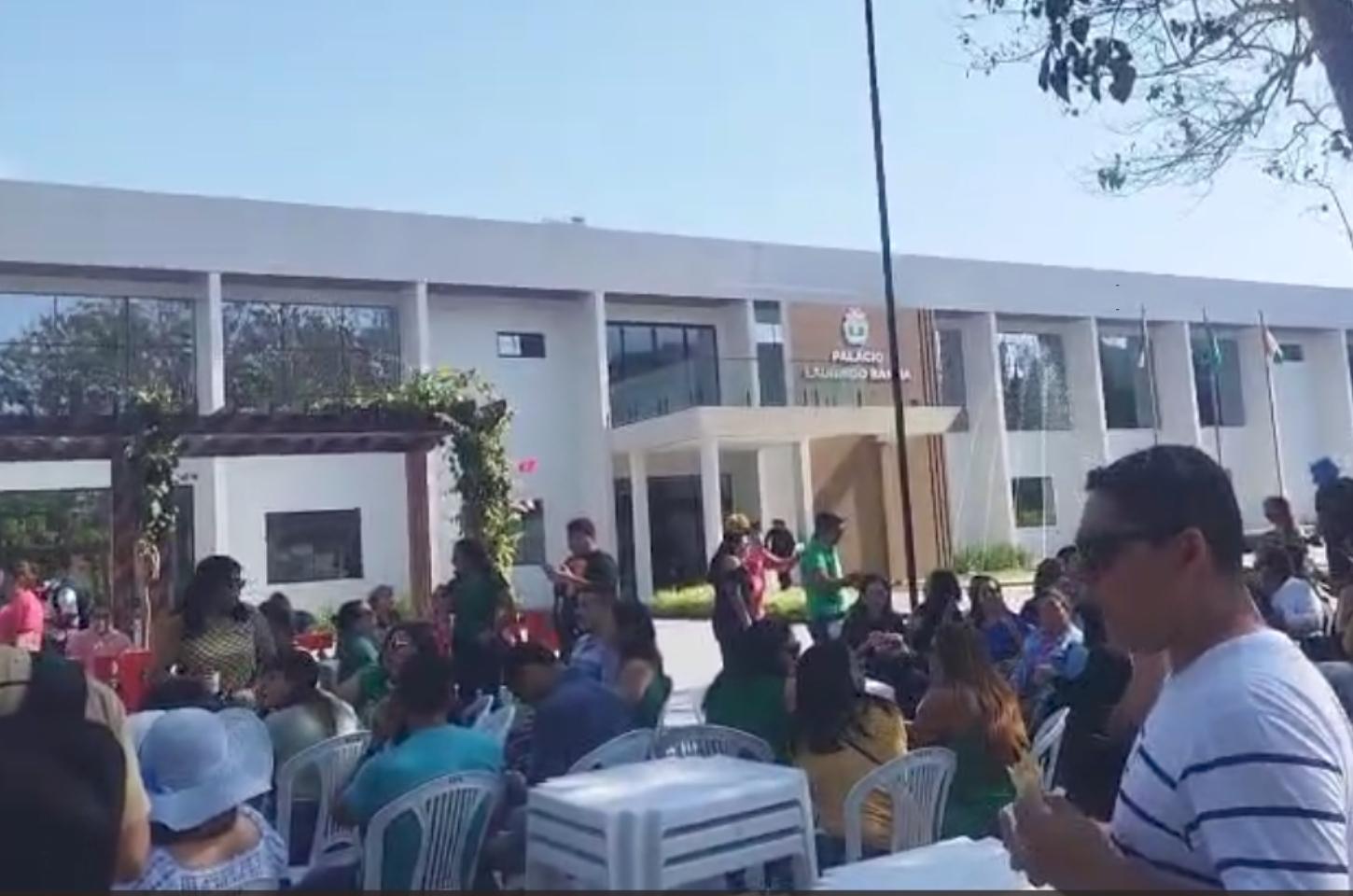 Professores do município fazem manifestação em frente à Prefeitura de Macapá e ameaçam greve geral